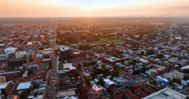 Batan güneşin ışığında Philadelphia 'nın sonsuz manzarası. Pembe gökyüzü ve arka planda puslu ufuk. Üst görünüm.