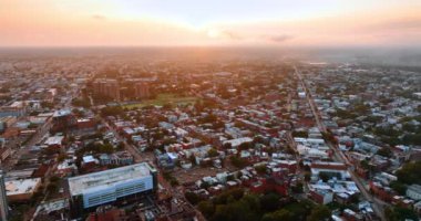 Alacakaranlıkta Philadelphia 'nın engin manzarası. Arkaplanda pembe ışıkta sisli ufuklar.