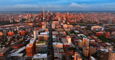Philadelphia şehir merkezinde, altın saat. Batan güneş ışığında şehrin mimarisinin insansız hava aracı görüntüleri..