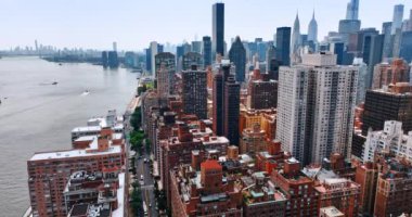 Manhattan ve Hudson nehrinin nefes kesici manzarası. Güneşli bir günde New York 'un görkemli manzarası.