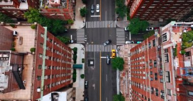 New York 'taki kavşaklardan birine iniyor. Çok katlı turuncu tuğlalar boyunca insansız hava aracı görüntüleri..