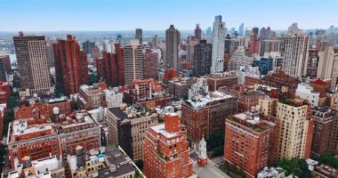 İnsansız hava aracının gündüz görüntüsü. New York 'un muhteşem mimarisinin üzerinde uçuş.