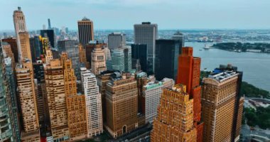 Birbirine yakın güzel binalar kompleksi. Günbatımında New York 'ta çeşitli gökdelenler. Üst görünüm.