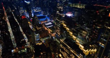 Gece vakti ışıldayan parlak New York. Hava perspektifinden uyuyamayan metropolün nefes kesici manzarası.