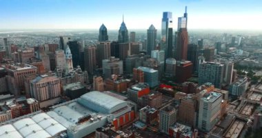 Philadelphia, ABD mimarisinde muhteşem gökdelenler grubu. Havadan bakıldığında muazzam gündüz şehir manzarası.