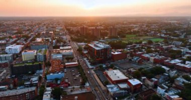 Philadelphia 'nın günbatımı manzarası. İnsansız hava aracı görüntülerinden çok yeşillik içeren şehir manzarası.