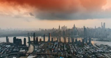 Havadan bakıldığında çarpıcı bir New York manzarası. Akşam dumanında ya da sislerde ünlü gökdelenler.