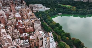 New York 'taki Central Park yakınlarında yoğun inşa edilmiş bir mahalle. Şehir manzarası doğanın yeşilliğiyle çelişiyor. Üst görünüm.