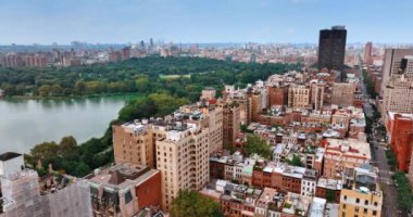 Central Park 'ın bir kısmı birden fazla binayla çevrili. Gündüz vakti tepeden New York 'u görmek.