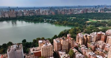 Doğa güzelliği ve muhteşem mimarinin birleşimi. New York Central Park ve konut binalarının manzarası. Üst görünüm.