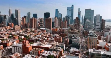Her zamanki bina muhteşem gökdelenlerle çelişiyor. Güneşli bir günde New York üzerinde İHA uçuşu.