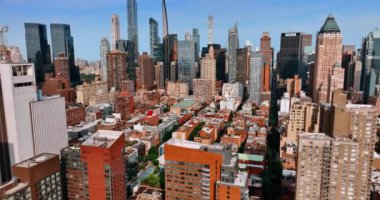 New York 'un güneşli bir manzarası var. İnsansız hava aracı görüntüleri çarpıcı gökdelenlere yaklaşıyor..