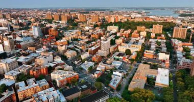 New York binalarının cepheleri batan güneş ışınlarıyla aydınlandı. Metropolis şehri gün batımında. Üst görünüm.