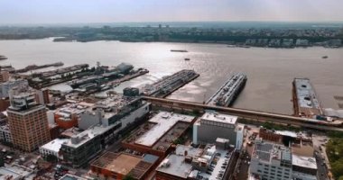 Havadan bakıldığında New York 'un otoparkları. Binanın çatılarına ve rıhtımlarına park ediyorlar..