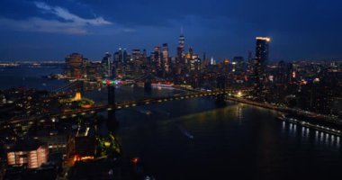 Amerika 'nın çarpıcı New York şehrinin gece manzarası. Işıklar şehri. İHA 'dan Metropolis Panoraması.