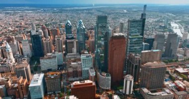 Gündüz vakti Philadelphia 'daki gökdelen grubunun en iyi görüntüsü. Engin şehir manzarası arkaplandaki nehirlerle sınırlıdır.