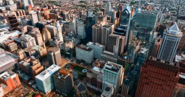 Philadelphia 'daki gökdelen kompleksinin göz alıcı görüntüsü. Şehrin üzerinde gündüz insansız hava aracı görüntüleri.