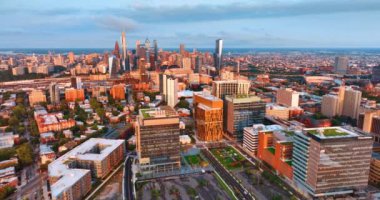 Philadelphia 'nın merkezindeki binalar batan güneşin altında. Merkezinde gökdelen kompleksi olan şehrin parlak manzarası. Üst görünüm.