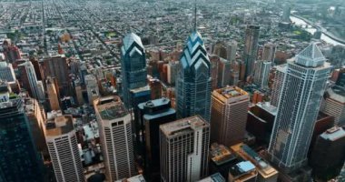 Güzel Philadelphia 'nın muhteşem gökdelen kompleksine yaklaşıyoruz. Şehir manzarası ve nehir arka planda. Üst görünüm.