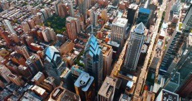 Güneşli Philadelphia 'nın gündüz manzarası. İnsansız hava aracı lüks gökdelenlerin üzerine düşüyor. Üst görünüm.