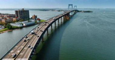 Güzel asma köprü boyunca insansız hava aracı görüntüsü devam ediyor. The Throgs Neck Köprüsü, East River, New York, ABD.