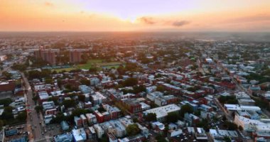 Amerikan şehrinin düz kentsel manzarasının üzerinde uçuş. Gün batımında Philadelphia 'nın mimarisinde her zamanki gibi benzer binalar. Üst görünüm.