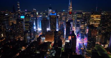 Gökdelenlerin eteğindeki sokakta parlak bir ışık. Asla uyumayan New York tepeden gelen ışıklarla dolu.