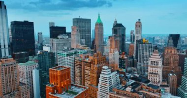 Birbirine yakın harika gökdelenler inşa edildi. Hava aracı karanlık çöktüğünde ünlü binalara yaklaşıyor..