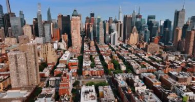 New York şehir merkezindeki muhteşem gökdelenlere yaklaşıyoruz. Şehrin güneşli manzarası havadan bakıldığında....