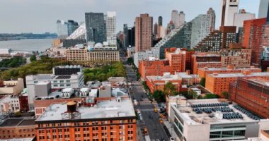 Yoğun trafiği olan çok şeritli otoyolun üzerinde uçuyor. Güneşli bir günde güzel New York binaları boyunca insansız hava aracı görüntüleri..