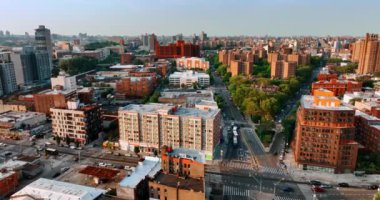 Güneşli bir günde New York 'un komşuları. Gün batımında yerleşim alanlarının üst görüntüsü.