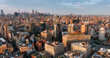 New York 'un beton ve cam ormanları. Yoğun inşa edilmiş bölgeleri olan uçsuz bucaksız bir şehir. Üst görünüm.