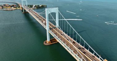 Bronx, New York 'a gidip gelen arabalar. Güneşli bir günde Throgs Boyun Köprüsü 'nün hava görüntüsü. Tekneler arka planda Doğu Nehri 'nde yelken açıyor..