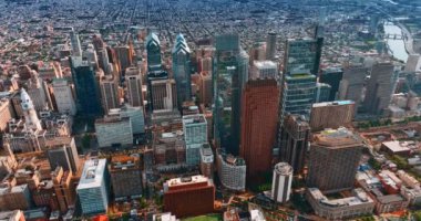Philadelphia şehir merkezindeki güzel gökdelenlerin etkileyici manzarası. Şehrin geniş bir manzarası havadan bakıldığında....
