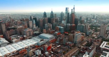 Philadelphia 'nın merkezinde muhteşem gökdelenler var. Metropolis 'in gündüz manzarası tepeden tırnağa.