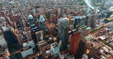 Philadelphia, Pennsylvania, ABD 'deki gökdelen kompleksindeki büyüleyici binalar. İnsansız hava aracı gündüz vakti Metropolis Panoraması 'nın üzerinde görülüyor..