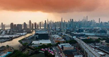 Akşamları New York Panoraması. Gökyüzünü kaplayan pembe bulutlu bir manzara. Üst görünüm.