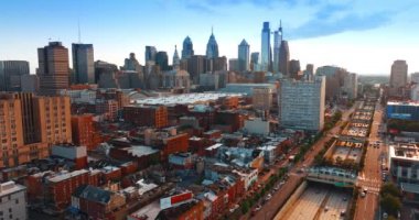 Philadelphia Vine Caddesi Ekspres Yolu 'nun batan güneş ışınları manzarası. Şehrin renkli manzarası havadan..