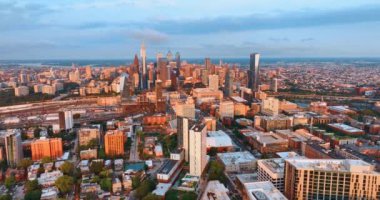 Gün batımında Philadelphia 'nın göz kamaştırıcı manzarası. Metropolis 'in gökdelen kompleksine yaklaşan İHA görüntüleri.