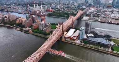 Majestic Queensboro Köprüsü gündüz görüşü. Köprünün altında yüzen bir mavna. Üst görünüm.