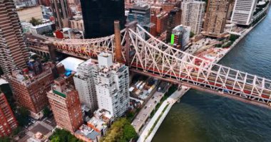 Queensboro Köprüsü 'nün rıhtım tarafı havadan görünüyor. Köprüde ve altında çok sayıda araba hareket ediyor..