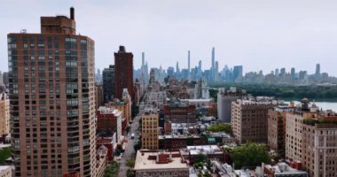 Güneşli bir günde parlak New York şehri manzarası. Arkaplanda gökdelenler var. Üst görünüm.