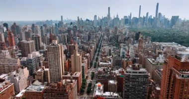 Gündüz vakti New York 'un göz kamaştırıcı manzarası. Gökdelenleri olan güzel semtlerden şehir merkezine giden yolun yukarısındaki drone görüntüleri..