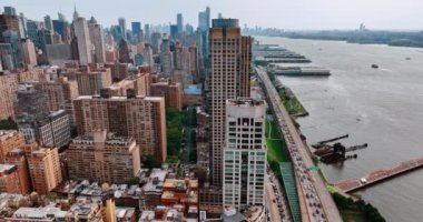 Hudson Nehri 'nin yukarısındaki New York' ta. Şehrin yollarında yoğun trafik manzarası var..