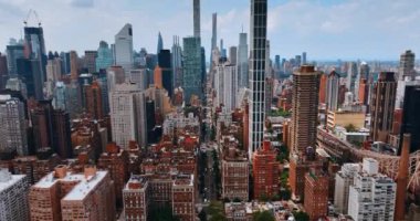 Manhattan 'da benzer binalar yok. Güneşli bir günde hava manzaralı muhteşem New York manzarası.