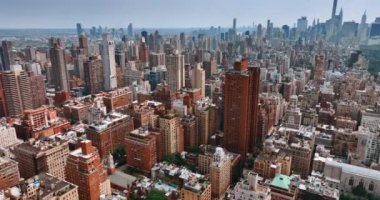 Gündüz vakti New York 'un muhteşem manzarası. Metropolis 'in merkezindeki İHA görüntüleri..