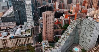 Gündüz vakti New York 'un güzel ve çeşitli mimarisi. İnsansız hava aracı Metropolis 'in alışılmadık tasarlanmış binalarının üzerinde uçuyor..