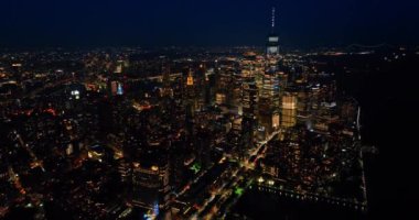 Geceleri göz kamaştırıcı New York manzarası. Metropolis milyarlarca ışıkla parıldıyor. Hava görünümü.