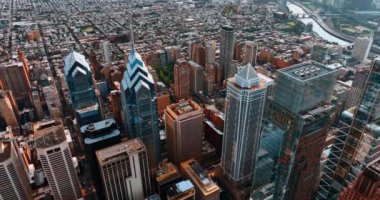 Philadelphia şehir merkezindeki gökdelen kompleksinin üzerinde insansız hava aracı yükseliyor. Gündüz metropolün nefes kesici manzarası.