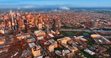 Gündüz vakti Sunlit Philadelphia Panoraması. Gün batımında geniş şehir manzarası üzerinde İHA görüntüleri.